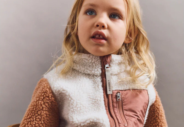 Tendenze moda bambini 2026: Minimalismo scandinavo LIEWOOD