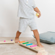 Influenza positivamente lo sviluppo dei piedi, dell’arco plantare e della corretta postura Le travi di equilibrio Montessori favoriscono lo sviluppo della motricità grossolana