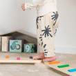 Influenza positivamente lo sviluppo dei piedi, dell’arco plantare e della corretta postura Le travi di equilibrio Montessori favoriscono lo sviluppo della motricità grossolana