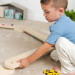 Influenza positivamente lo sviluppo dei piedi, dell’arco plantare e della corretta postura Le travi di equilibrio Montessori favoriscono lo sviluppo della motricità grossolana