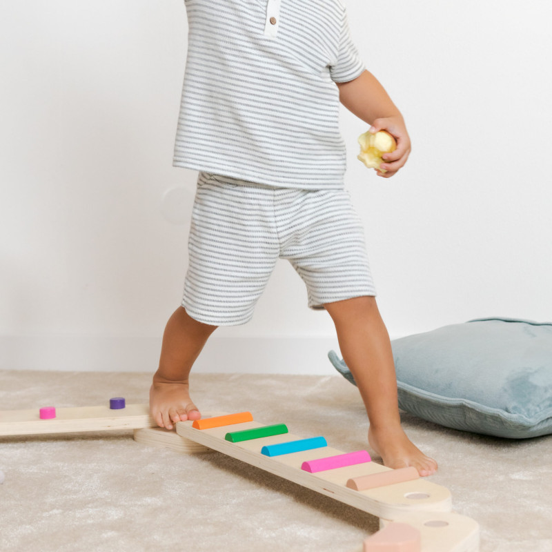 Influenza positivamente lo sviluppo dei piedi, dell’arco plantare e della corretta postura Le travi di equilibrio Montessori favoriscono lo sviluppo della motricità grossolana