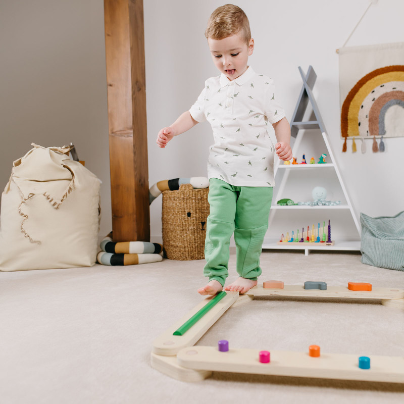 Influenza positivamente lo sviluppo dei piedi, dell’arco plantare e della corretta postura Le travi di equilibrio Montessori favoriscono lo sviluppo della motricità grossolana