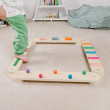 Influenza positivamente lo sviluppo dei piedi, dell’arco plantare e della corretta postura Le travi di equilibrio Montessori favoriscono lo sviluppo della motricità grossolana