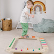 Influenza positivamente lo sviluppo dei piedi, dell’arco plantare e della corretta postura Le travi di equilibrio Montessori favoriscono lo sviluppo della motricità grossolana