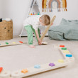 Influenza positivamente lo sviluppo dei piedi, dell’arco plantare e della corretta postura Le travi di equilibrio Montessori favoriscono lo sviluppo della motricità grossolana