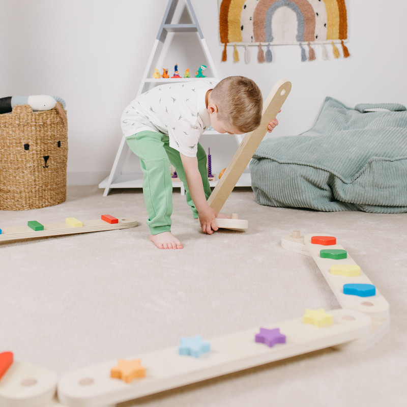 Influenza positivamente lo sviluppo dei piedi, dell’arco plantare e della corretta postura Le travi di equilibrio Montessori favoriscono lo sviluppo della motricità grossolana