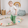 Influenza positivamente lo sviluppo dei piedi, dell’arco plantare e della corretta postura Le travi di equilibrio Montessori favoriscono lo sviluppo della motricità grossolana