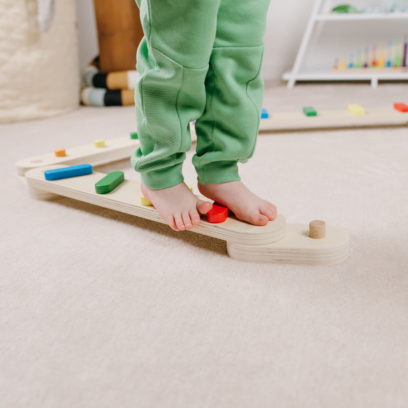 Influenza positivamente lo sviluppo dei piedi, dell’arco plantare e della corretta postura Le travi di equilibrio Montessori favoriscono lo sviluppo della motricità grossolana