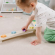 Influenza positivamente lo sviluppo dei piedi, dell’arco plantare e della corretta postura Le travi di equilibrio Montessori favoriscono lo sviluppo della motricità grossolana
