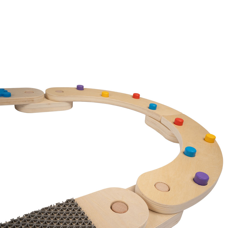 Influenza positivamente lo sviluppo dei piedi, dell’arco plantare e della corretta postura Le travi di equilibrio Montessori favoriscono lo sviluppo della motricità grossolana