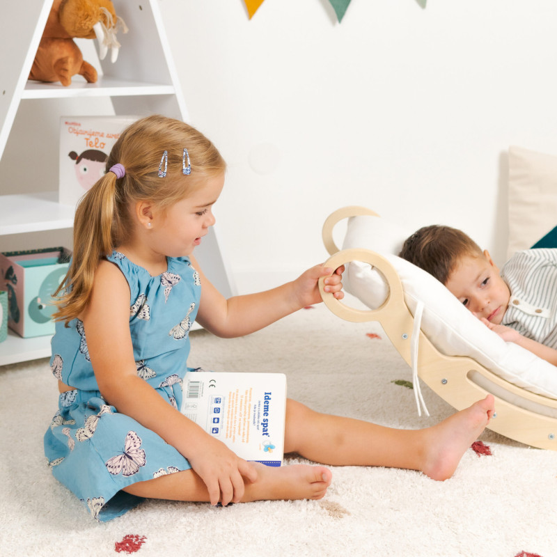 Favorisce lo sviluppo della motricità grossolana e rafforza l'autostima. La dondolo Montessori unisce il divertimento alla stimolazione positiva dello sviluppo fisico e mentale.