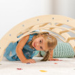 Favorisce lo sviluppo della motricità grossolana e rafforza l'autostima. La dondolo Montessori unisce il divertimento alla stimolazione positiva dello sviluppo fisico e mentale.