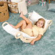 Il materasso crea uno spazio confortevole per il relax e le attività di riposo. Un complemento eccellente per il dondolo Montessori e l’arco da arrampicata.