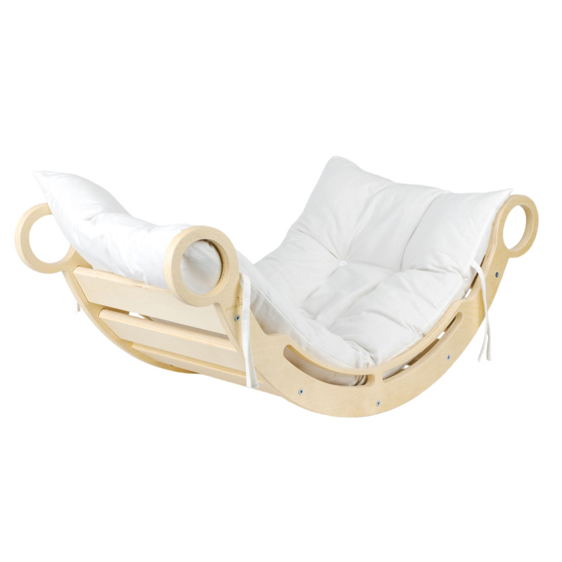 Il materasso crea uno spazio confortevole per il relax e le attività di riposo. Un complemento eccellente per il dondolo Montessori e l’arco da arrampicata.