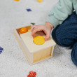 Scatola lunga Montessori con pallina Scatola lunga Montessori con pallina