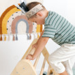 Il triangolo di Pikler aiuta il bambino a esplorare e sviluppare in sicurezza i propri limiti motori. Il triangolo di Pikler aiuta il bambino a esplorare e sviluppare in sicurezza i propri limiti motori.
