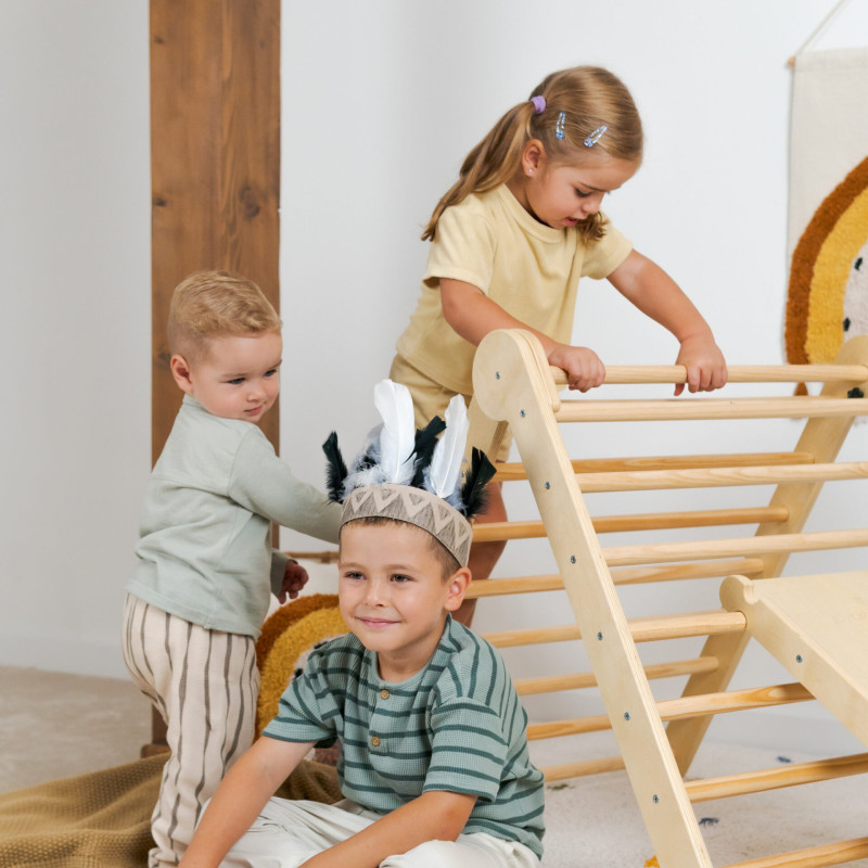 Il triangolo di Pikler aiuta il bambino a esplorare e sviluppare in sicurezza i propri limiti motori. Il triangolo di Pikler aiuta il bambino a esplorare e sviluppare in sicurezza i propri limiti motori.