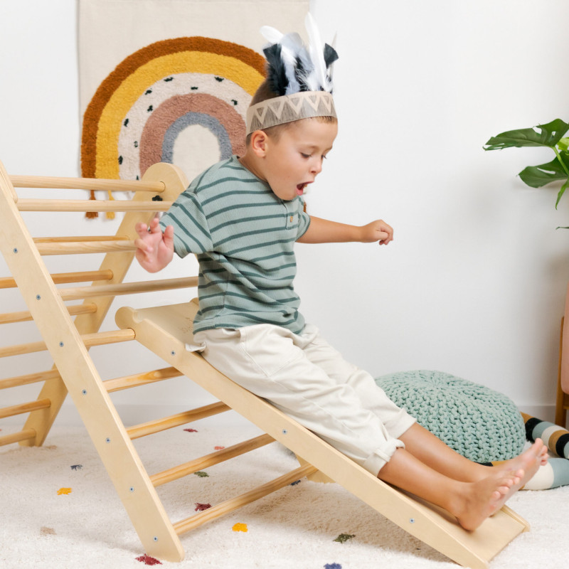 Il triangolo di Pikler aiuta il bambino a esplorare e sviluppare in sicurezza i propri limiti motori. Il triangolo di Pikler aiuta il bambino a esplorare e sviluppare in sicurezza i propri limiti motori.