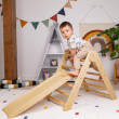 Il triangolo di Pikler aiuta il bambino a scoprire e sviluppare in modo sicuro i propri limiti motori. Il triangolo di Pikler aiuta il bambino a scoprire e sviluppare in modo sicuro i propri limiti motori.