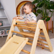 Il triangolo di Pikler aiuta il bambino a scoprire e sviluppare in modo sicuro i propri limiti motori. Il triangolo di Pikler aiuta il bambino a scoprire e sviluppare in modo sicuro i propri limiti motori.