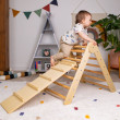 Il triangolo di Pikler aiuta il bambino a scoprire e sviluppare in modo sicuro i propri limiti motori. Il triangolo di Pikler aiuta il bambino a scoprire e sviluppare in modo sicuro i propri limiti motori.