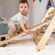 Il triangolo di Pikler aiuta il bambino a scoprire e sviluppare in modo sicuro i propri limiti motori. Il triangolo di Pikler aiuta il bambino a scoprire e sviluppare in modo sicuro i propri limiti motori.
