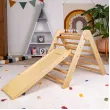 Il triangolo di Pikler aiuta il bambino a scoprire e sviluppare in modo sicuro i propri limiti motori.