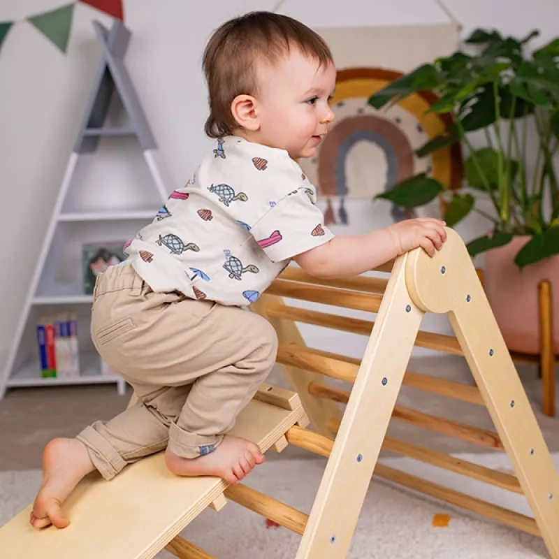 Il triangolo di Pikler aiuta il bambino a scoprire e sviluppare in modo sicuro i propri limiti motori. Il triangolo di Pikler aiuta il bambino a scoprire e sviluppare in modo sicuro i propri limiti motori.