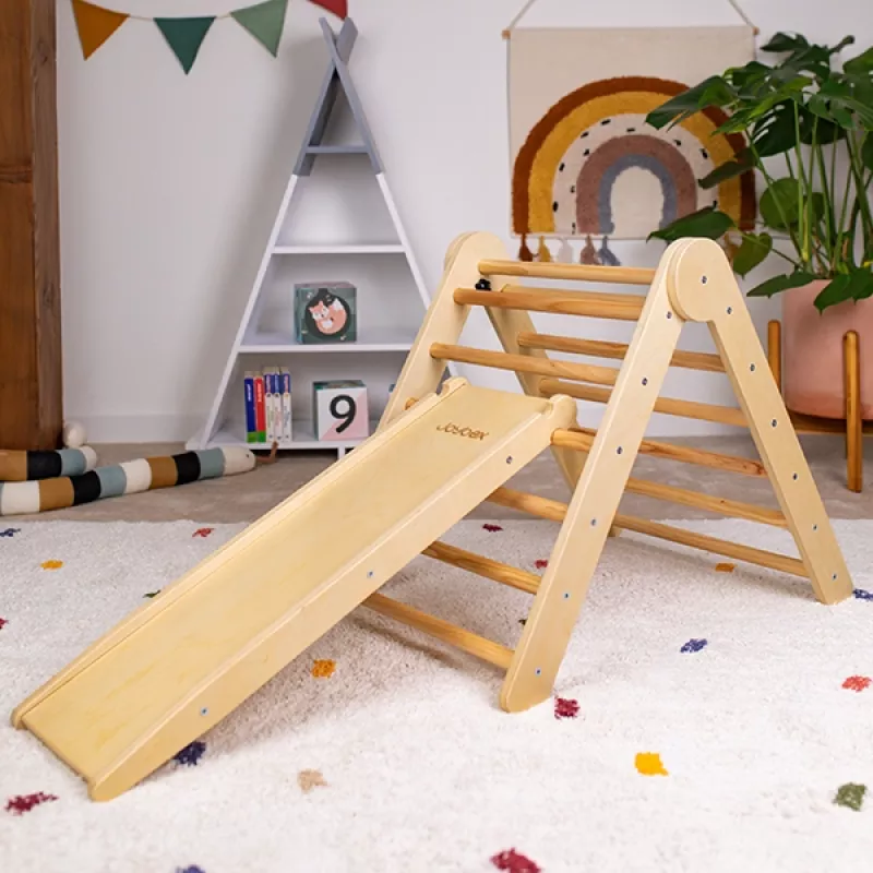 Il triangolo di Pikler aiuta il bambino a scoprire e sviluppare in modo sicuro i propri limiti motori. Il triangolo di Pikler aiuta il bambino a scoprire e sviluppare in modo sicuro i propri limiti motori.