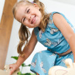 Combinazione di triangolo di Pikler, altalena montessori e rampa bifacciale. Set da arrampicata montessori elegante con motivo di giraffa.