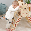 Combinazione di triangolo di Pikler, altalena montessori e rampa bifacciale. Set da arrampicata montessori elegante con motivo di giraffa.