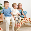 Combinazione di triangolo di Pikler, altalena montessori e rampa bifacciale. Set da arrampicata montessori elegante con motivo di giraffa.