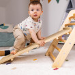 La rampa è liscia su un lato e può essere utilizzata come scivolo. Un ottimo complemento per il triangolo di Pikler S.