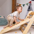 La rampa è liscia su un lato e può essere utilizzata come scivolo. Un ottimo complemento per il triangolo di Pikler S.