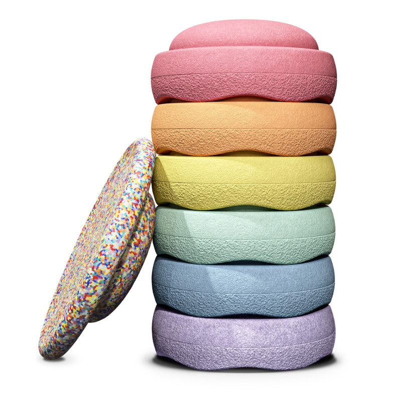 Stapelstein Original Set Rainbow Pastel con tavola da equilibrio Stapelstein Original Set Rainbow Pastel con tavola da equilibrio