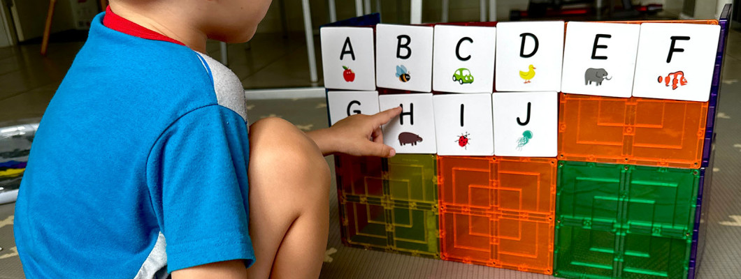 Porta le costruzioni magnetiche a un livello superiore con le carte magnetiche