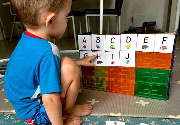 Porta le costruzioni magnetiche a un livello superiore con le carte magnetiche