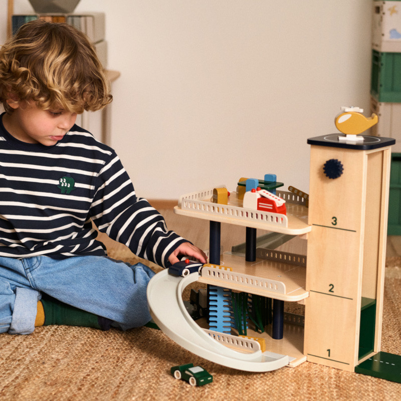 LIEWOOD JORDY Garage in legno multipiano con veicoli