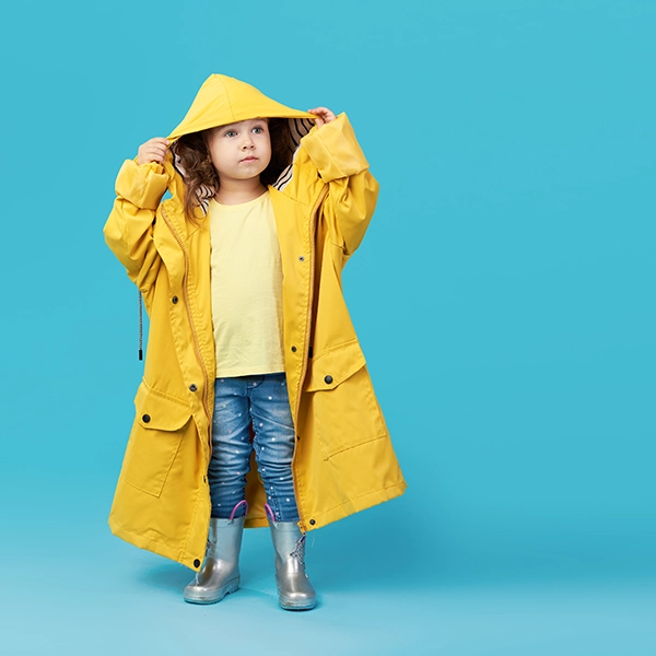 bambino con impermeabile giallo