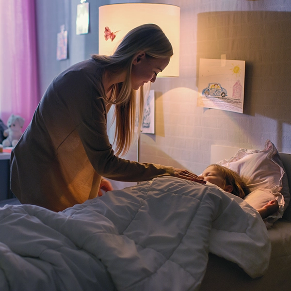 mamma che mette a letto il bambino