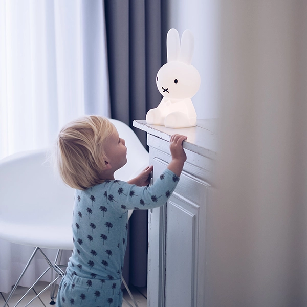 bambino che guarda la lampada Miffy