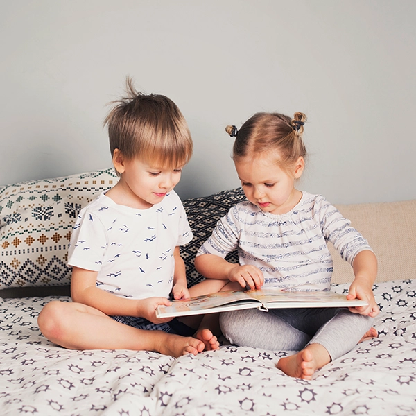 bambini leggono un libro