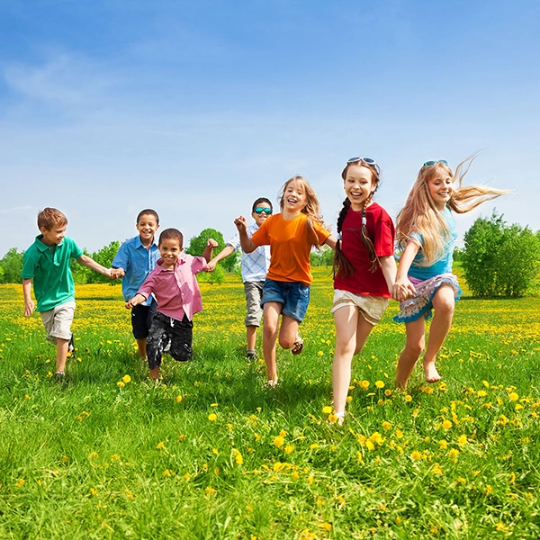 bambini che giocano all'aperto in un prato