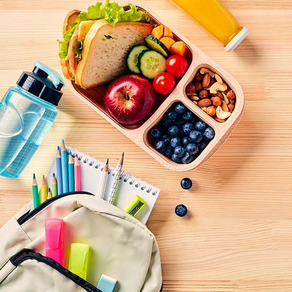 merenda nutriente sul tavolo accanto al materiale scolastico