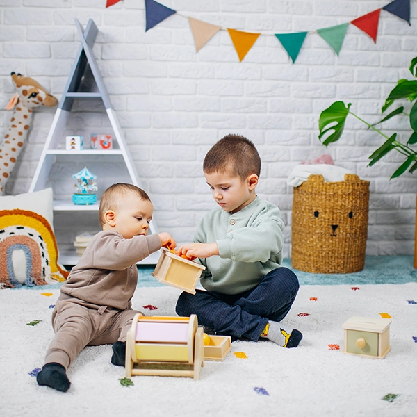 bambini che giocano con scatole Montessori di Joybex