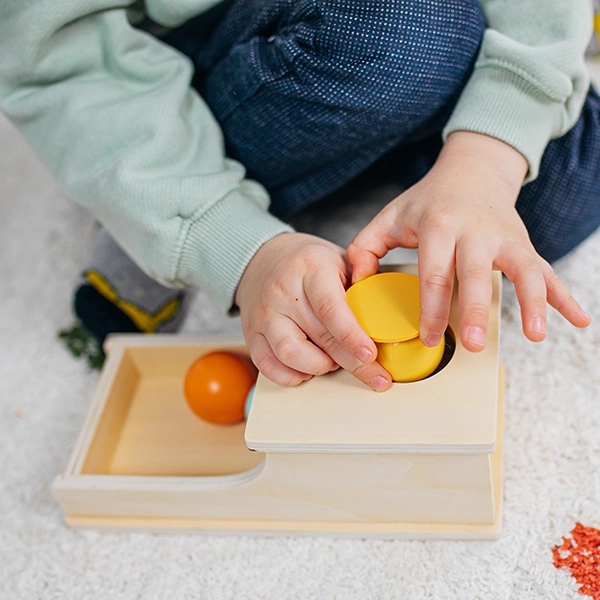 Scatola lunga Montessori con pallina - Joybex