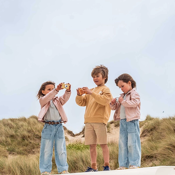 bambini con fotocamere