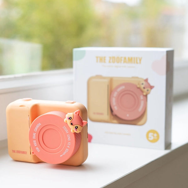 fotocamera vicino alla finestra