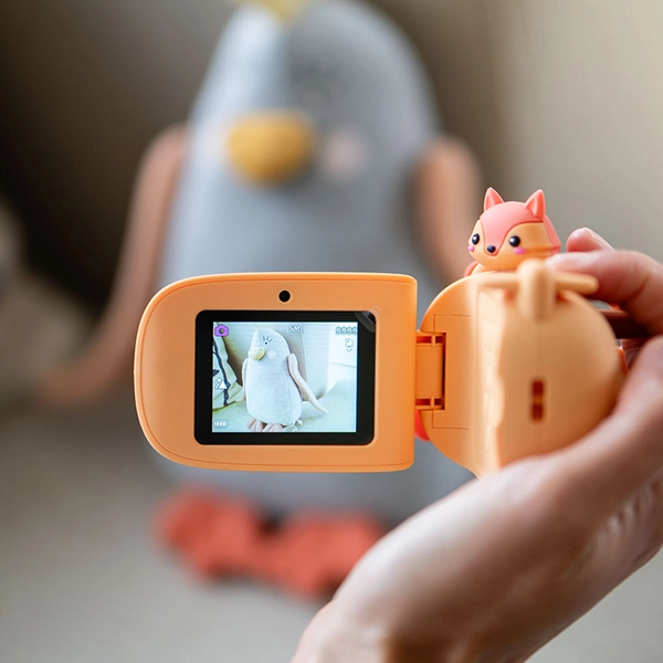bambino con videocamera in mano