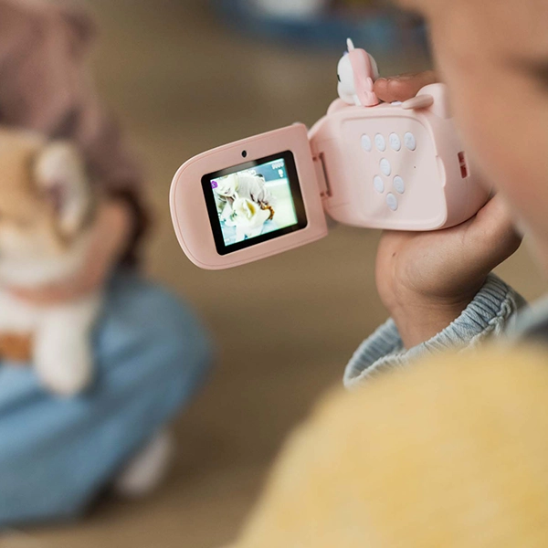 bambina con videocamera in mano